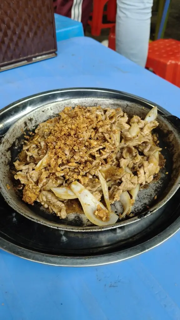 Bò xào tỏi ad Hanoi, amore e aglio