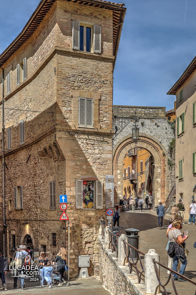 Incrocio tra Via di Santa Chiara e Via di Sant’Agnese ad Assisi con la Portella di San Giorgio sullo sfondo in pietra antica