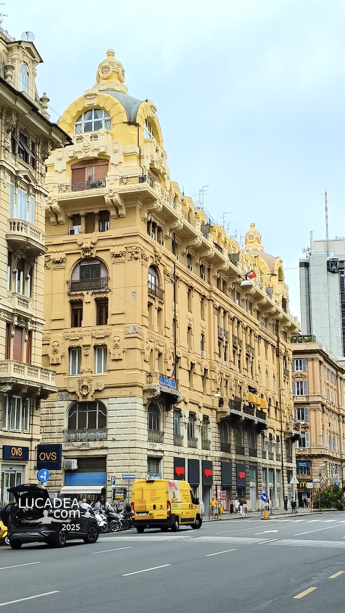 Palazzo in Via Brigata Liguria a Genova con facciata regolare e piccolo dettaglio di bandiera su edificio urbano