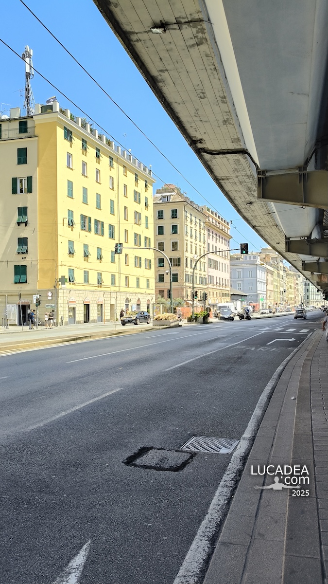 Via Antonio Gramsci a Genova con sopraelevata e palazzi sul fronte mare, tipica scena urbana per chi cerca cosa vedere a Genova