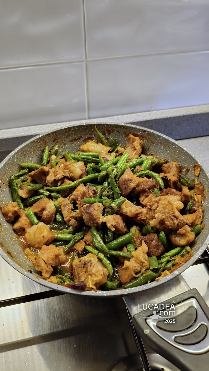 Padella di Đậu đũa xào thịt heo con fagiolini e maiale saltati in casa in Italia, piatto vietnamita casalingo ricco e saporito