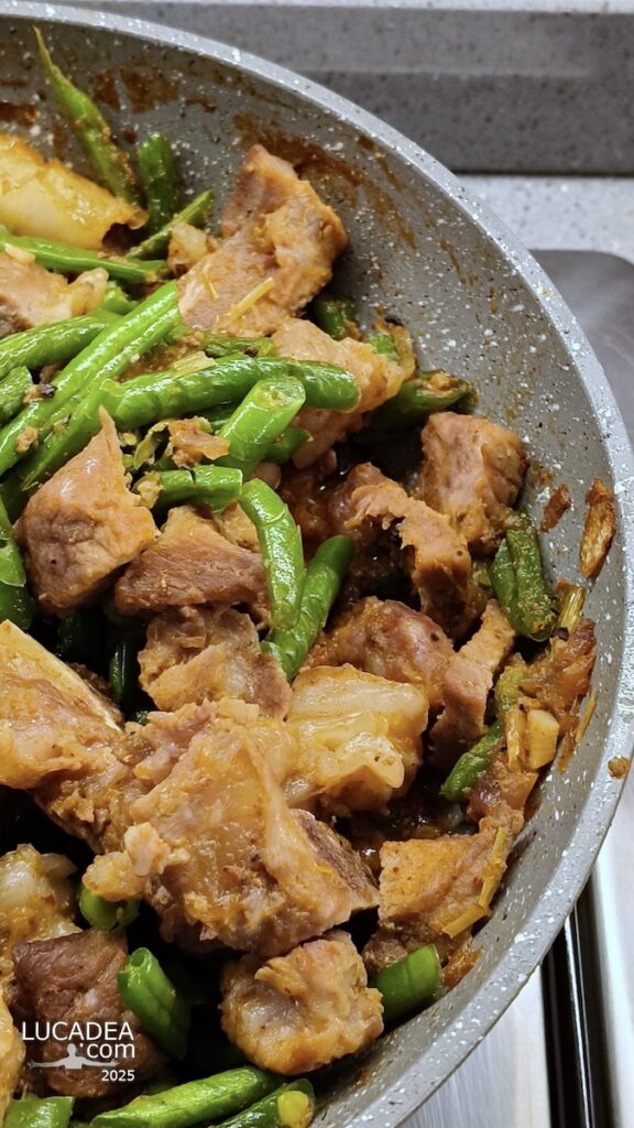 Padella di Đậu đũa xào thịt heo con fagiolini e maiale saltati in casa in Italia, piatto vietnamita casalingo ricco e saporito
