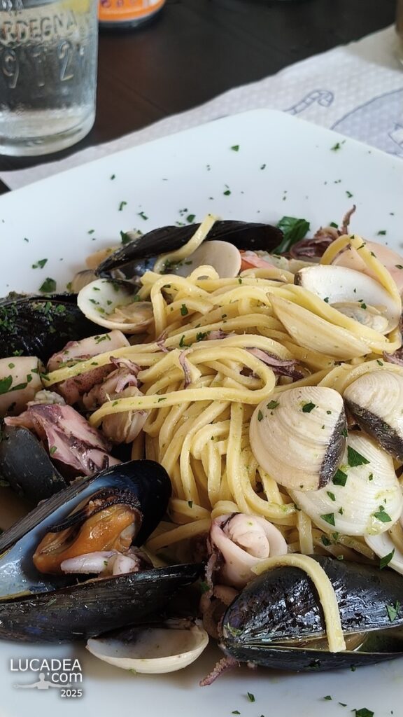 Spaghetti allo scoglio a Riva Trigoso con cozze, vongole e gamberi serviti al ristorante U Cantu in Liguria