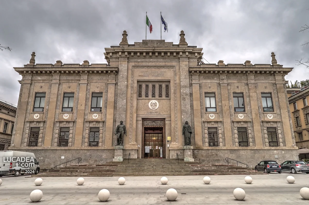 Facciata del Palazzo di Giustizia di Bergamo in stile razionalista con statue all’ingresso e architettura istituzionale
