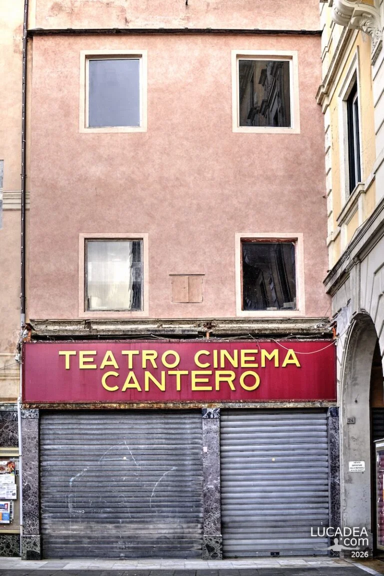 Ingresso del Teatro Cinema Cantero a Chiavari con serranda chiusa, edificio storico del centro cittadino in attesa di riapertura