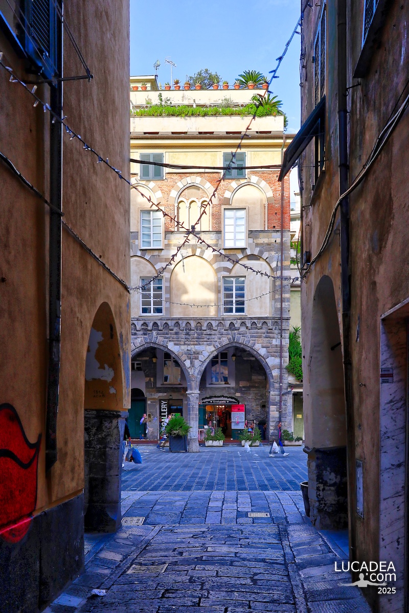 Vista del Palazzo dai Portici Neri a Chiavari in Piazza Fenice ripreso da vico Emanuele Gonzales tra archi e pietra storica