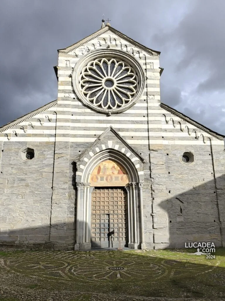 Sagrato in risseu della Basilica dei Fieschi a San Salvatore dei Fieschi con portone in pietra e disegni in ciottoli bianchi e neri