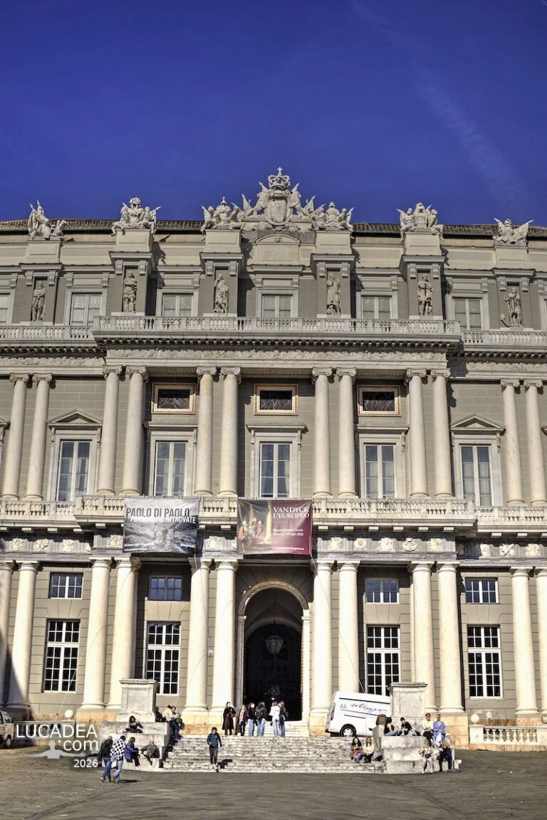 Ingresso di Palazzo Ducale da piazza Giacomo Matteotti a Genova con facciata storica e passaggio urbano nel centro città