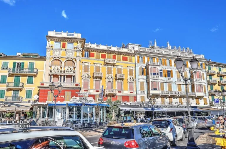 Le eleganti case sul lungomare di Rapallo in Liguria con ristoranti e bar al piano terra lungo la passeggiata fronte mare