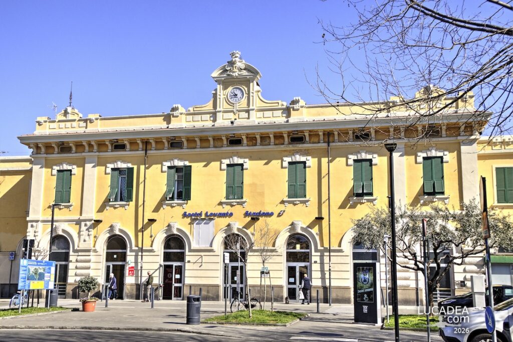 Facciata della stazione ferroviaria di Sestri Levante vista dalla piazza con edificio semplice, colori chiari e atmosfera tranquilla
