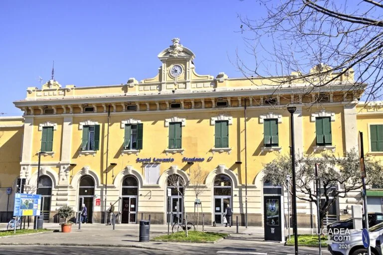 Facciata della stazione ferroviaria di Sestri Levante vista dalla piazza con edificio semplice, colori chiari e atmosfera tranquilla