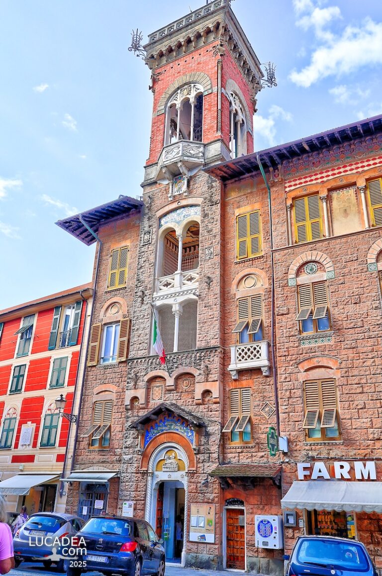 La torre Fascie Rossi a Sestri Levante nel centro urbano ligure, elemento architettonico storico tra edifici cittadini.