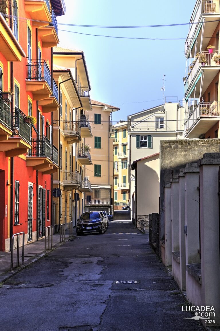 Scorcio di via Olive Stanghe a Sestri Levante con strada stretta del centro storico ligure tra muri e prospettive urbane