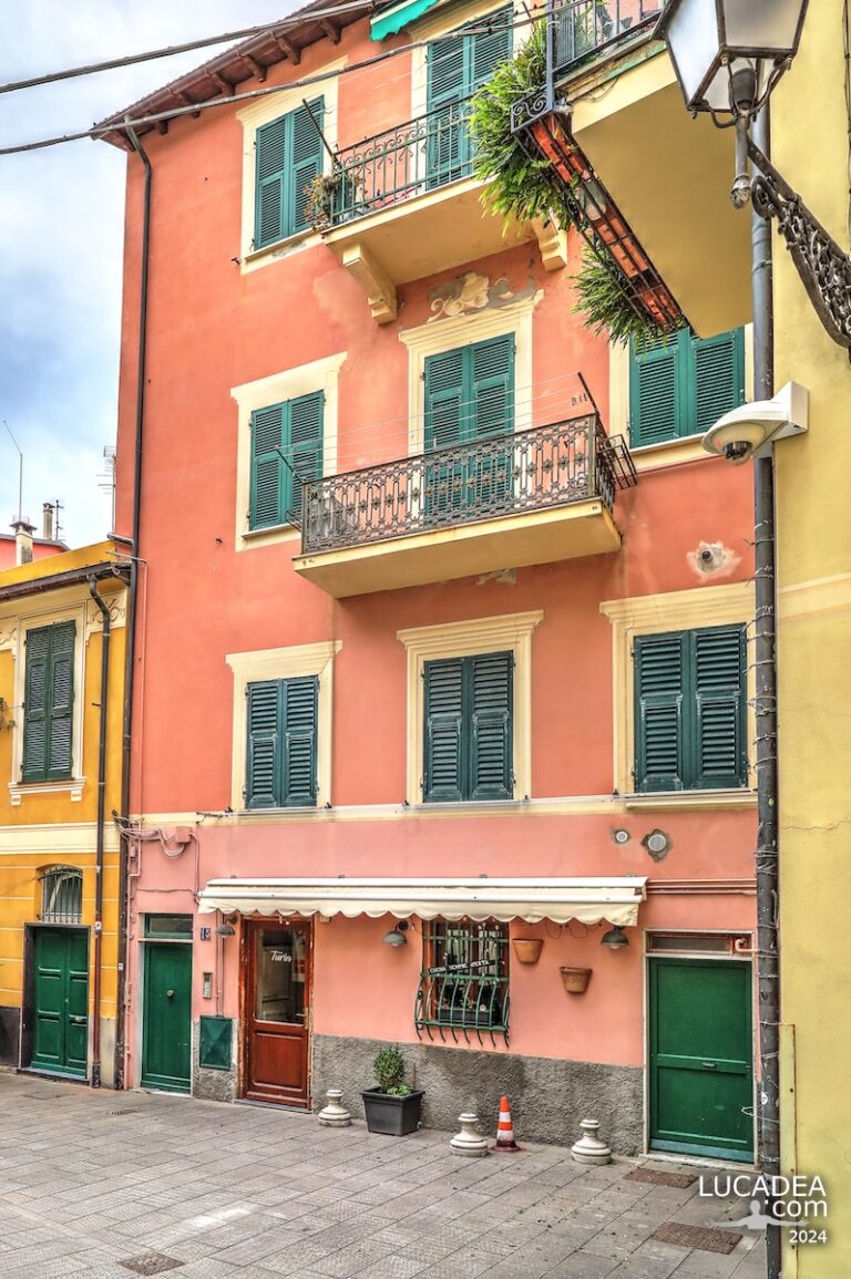 Case colorate nel centro storico di Sestri Levante in vico dei Macelli con persiane verdi e balconi in ferro