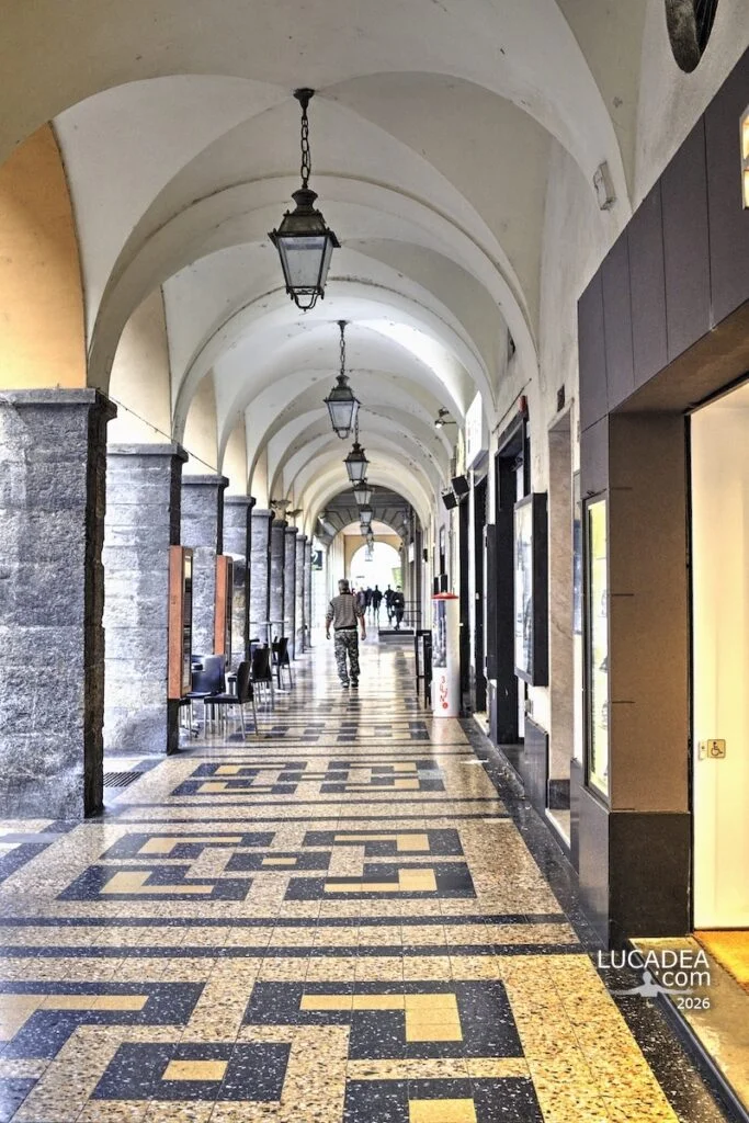 Porticato di Corso Garibaldi a Chiavari con pavimento decorato e arcate storiche nel centro urbano della città ligure