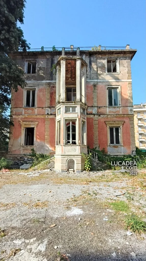Villa abbandonata in via Devoto a Lavagna con facciata storica rovinata e dettagli architettonici ancora visibili.