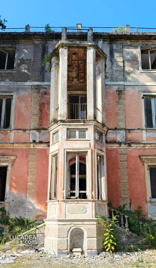 Villa abbandonata in via Devoto a Lavagna con facciata storica rovinata e dettagli architettonici ancora visibili.