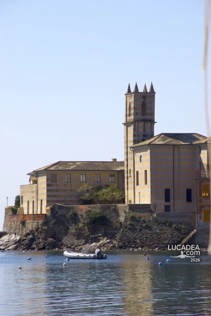 Ex Annunziata vista dalla Baia del Silenzio a Sestri Levante con mare calmo e piccola barca in primo piano