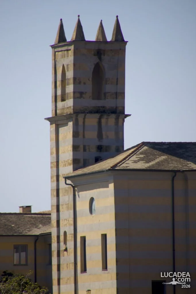 Ex Annunziata vista dalla Baia del Silenzio a Sestri Levante con mare calmo e piccola barca in primo piano