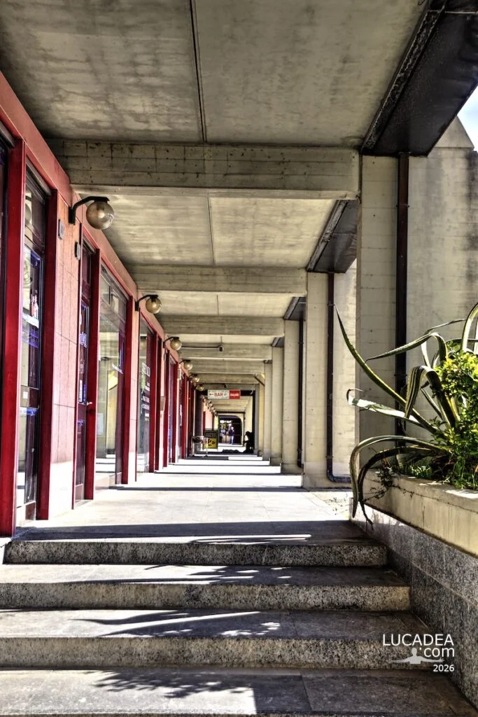 Portico moderno a Sestri Levante con colonne in cemento e vetrine colorate tra Largo Giovanni Masi e via Eraldo Fico