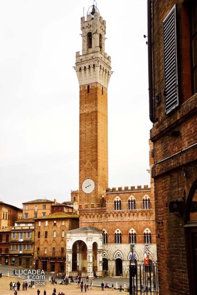 La Torre del Mangia nel cuore di Siena vista da Piazza del Campo con Palazzo Pubblico e architettura medievale