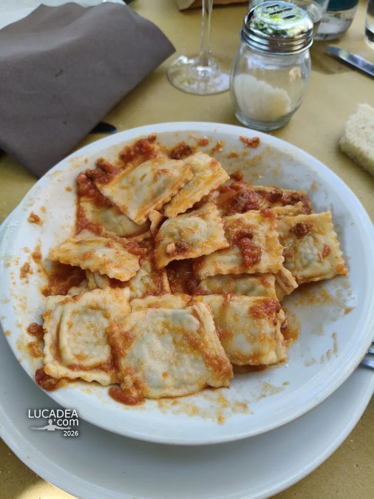Piatto di ravioli al ragù della Trattoria Pagliettini a Comeglio, sulle colline di Moneglia, nella Liguria di Levante