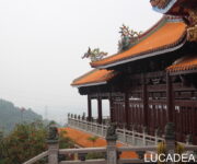 Foto di un grande tempio montano in Taiwan