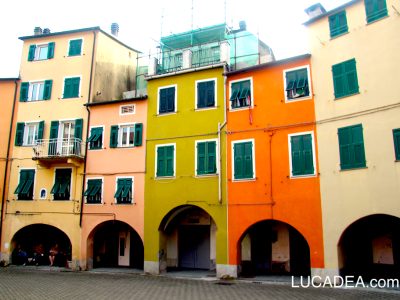 La piazza e le case di Varese Ligure