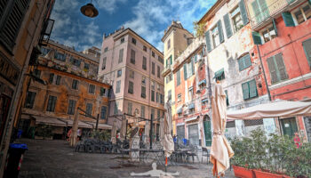 Piazza delle Erbe nei vicoli a Genova