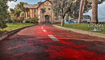 Il rosso della pista ciclabile e l'hotel Nettuno a Sestri Levante