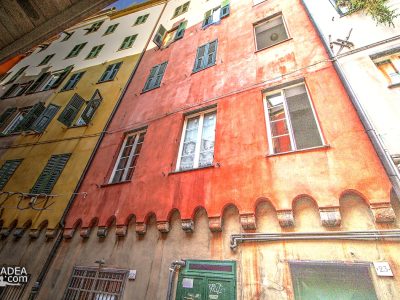 I palazzi che si affacciano su piazza Santa Brigida a Genova