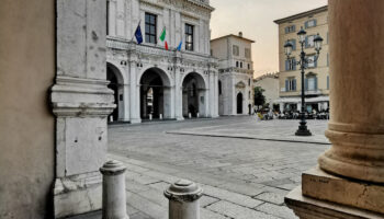 Uno scorcio della bella e nota Piazza della Loggia a Brescia
