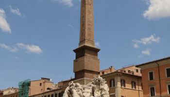 La maestosa Fontana dei Quattro Fiumi e il suo enigmatico obelisco