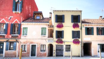 Le case che si affacciano sui canali di Venezia
