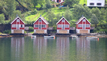 Casette rosse nella baia di Flam in Norvegia