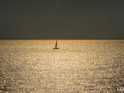 Barchetta in mezzo al mare